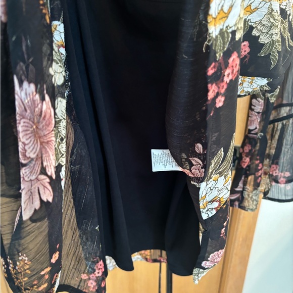 CHENAULT BLOUSE FLOWER PATTERN - Size Medium - Picture 8 of 16